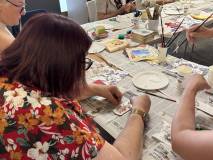 Uczestniczka ozdabiająca swoją zakładkę.