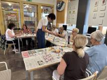 Prowadząca Kasia pomaga w tworzeniu rękodzieła.