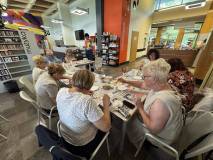 Uczestniczki przy pracy nad zakładkami.