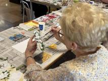 Uczestniczka ozdabiająca swoją zakładkę.