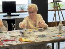 Uczestniczka warszatatów w procesie twórczym.