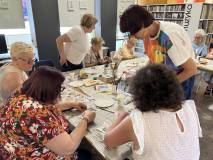 Prowadząca Kasia pomaga w tworzeniu rękodzieła.