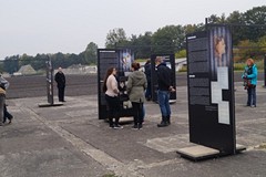 „Aby świat się dowiedział... Damit die Welt es erfährt...”