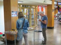 Uczestnicy wydarzenia przeglądający książki z bookcrossingu