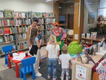 Zajęcia dla dzieci z bibliotekarką przebraną za Pipi Pończoszankę