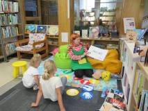 Wspólne czytanie z bibliotekarką przebraną za Pipi Pończoszankę