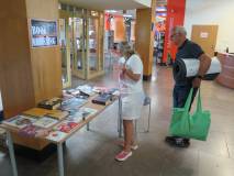 Uczestnicy wydarzenia przeglądający książki z bookcrossingu