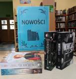 Na zdjęciu książki stojące obok napisu Nowości