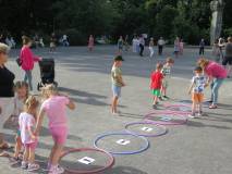 Zabawy dla dzieci uczestniczących w wydarzeniu.