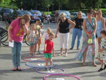 Dzieci i dorośli podczas zabawy.