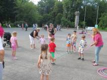 Dzieci i dorośli podczas zabawy.