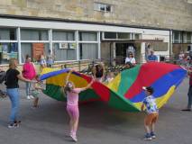 Zabawa przed biblioteką.