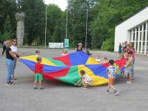 Zabawa przed biblioteką.