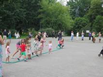 Zajęcia dla dzieci  i taniec belgijski w tle.