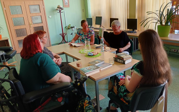 Uczestnicy spotkania polecają sobie książki do przeczytania