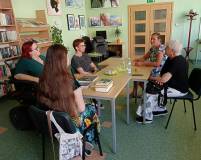 Uczestnicy spotkania rozmawiają o książkach