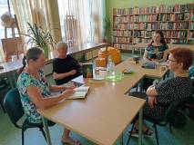 Uczestnicy spotkania rozmawiają o książkach
