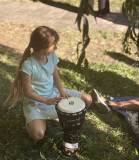 Uczestniczka gra na instrumencie.