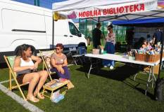 Dzień był bardzo słoneczny, a my przywieźliśmy leżaki, więc czytelnicy w wygodny sposób mogli porozm