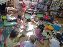 dzieci-przegladaja-ksiazki-w-bibliotece_original