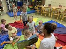 bibliotekarka czyta książkę dzieciom