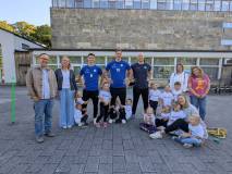 Zdjęcie grupowe dzieci z piłkarzami oraz przedstawicielami KBP