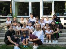 Zdjęcie grupowe piłkarek z dziećmi