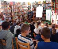 Pan Paweł Wakuła opowiada uczniom klasy IV o swoich książkach