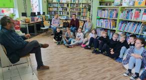 Autor i uczniowie ze swoimi opiekunkami