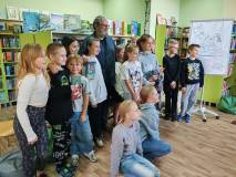 Paweł Wakuła z uczniami przybyłymi na spotkanie