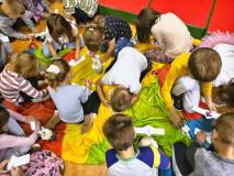 Dzieci ozdabiają opaski supermocy