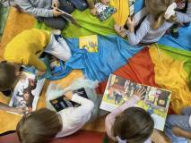 Przedszkolaki przeglądają książki