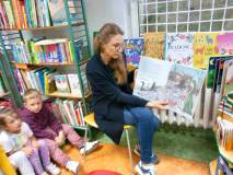Bibliotekarka czyta książkę przdszkolakom