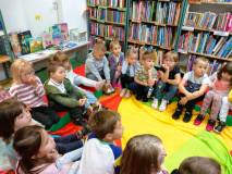Dzieci słuchają czytanej im książki