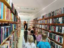 Bibliotekarka oprowadza dzieci po bibliotece