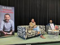 Marcin Napierała (po lewej) i R.A. Olek na scenie KBP.