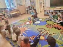 Bibliotekarka w trakcie zabawy z dziećmi