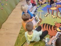 Bibliotekarka w trakcie zabawy z dziećmi