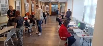Uczestnicy podczas 1. Koszalińskiego Turnieju Gier 8-bitowych w ramach Good Vibe Festival