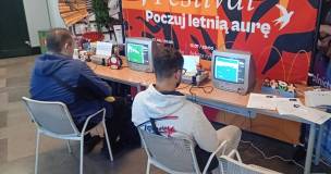 Uczestnicy podczas 1. Koszalińskiego Turnieju Gier 8-bitowych w ramach Good Vibe Festival
