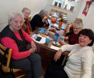 Panie z klubu 11 Twarzy Gier wspólnie piją kawę w bibliotece