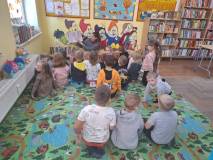 Bibliotekarka czyta dzieciom opowiadanie