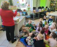 Pani Ania czyta dzieciom