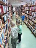 Szukanie grzybków ukrytych w bibliotece