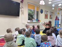 Dzieci słuchają książki