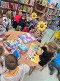 Dzieci oglądają ksiazeczki w bibliotece