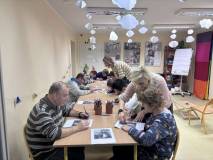 Zajęcia plastyczne przy stolikach