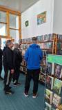 panowie zwiedzają bibliotekę