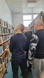 panowie zwiedzają bibliotekę