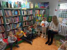 Przedszkolaki zrywają listki